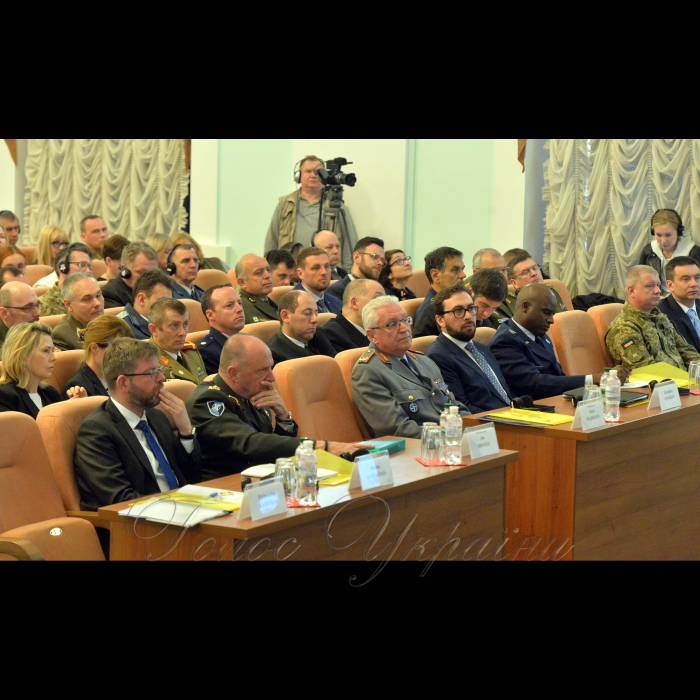 У Національному університеті оборони України відкрився 15-й Міжнародний тиждень НАТО за темою «Переформатування позиції НАТО для реагування на виклики 21 сторіччя». Захід проходить за участю представників Штаб-квартири НАТО, Оборонного коледжу НАТО в Римі, школи НАТО в Обераммергау.
Головна ідея Міжнародного тижня – це підвищення обізнаності слухачів та викладачів вищих навчальних закладів ЗСУ про діяльність організації та співробітництво нашої армії з НАТО. 
В урочистій церемонії відкриття Тижня взяли участь Державний секретар МО України Олександр Дублян, генеральний директор Міжнародного військового штабу НАТО Ян Брукс, Міністр охорони краю Литовської Республіки Раймундас Каробліс, Голова Представництва НАТО в Україні Александер Вінніков, інші високопосадовці.
