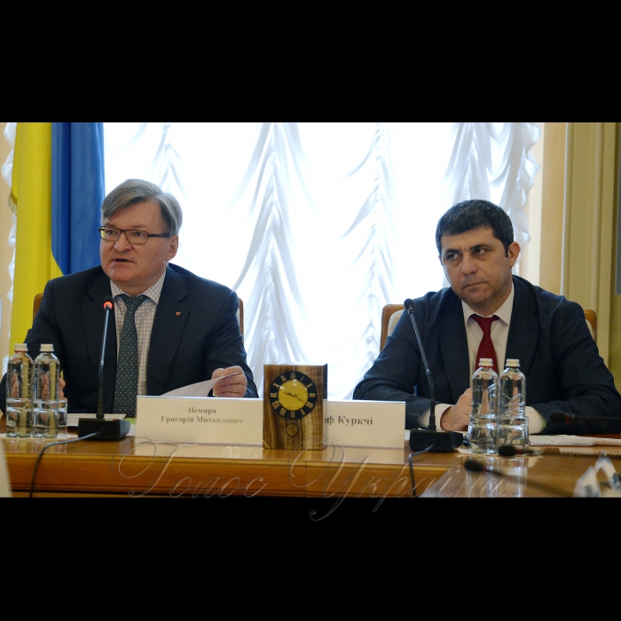 За підтримки Комітету Верховної Ради України з питань прав людини, національних меншин і міжнаціональних відносин та неурядової організації «Ініціатива з управління кризами» відбулася третя Національна платформа «Діалог про мир та безпечну реінтеграцію». Зустріч пройшла у форматі «круглого столу» на тему: «Війна, мир та реінтеграція: що буде після АТО?». Григорій Немиря голова Комітету Верховної Ради України з питань прав людини, національних меншин і міжнаціональних відносин та Юсуф Куркчі перший заступник Міністра з питань тимчасово окупованих територій та внутрішньо переміщених осіб України