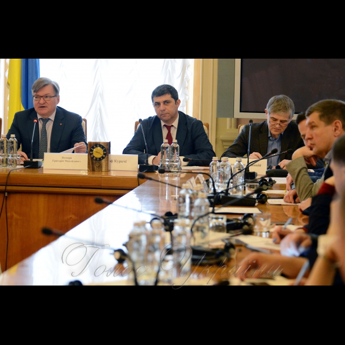 За підтримки Комітету Верховної Ради України з питань прав людини, національних меншин і міжнаціональних відносин та неурядової організації «Ініціатива з управління кризами» відбулася третя Національна платформа «Діалог про мир та безпечну реінтеграцію». Зустріч пройшла у форматі «круглого столу» на тему: «Війна, мир та реінтеграція: що буде після АТО?». Григорій Немиря голова Комітету Верховної Ради України з питань прав людини, національних меншин і міжнаціональних відносин та Юсуф Куркчі перший заступник Міністра з питань тимчасово окупованих територій та внутрішньо переміщених осіб України