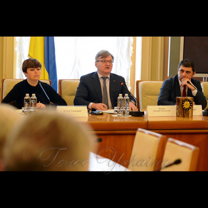 За підтримки Комітету Верховної Ради України з питань прав людини, національних меншин і міжнаціональних відносин та неурядової організації «Ініціатива з управління кризами» відбулася третя Національна платформа «Діалог про мир та безпечну реінтеграцію». Зустріч пройшла у форматі «круглого столу» на тему: «Війна, мир та реінтеграція: що буде після АТО?». модератор Юлія Тищенко Григорій Немиря голова Комітету Верховної Ради України з питань прав людини, національних меншин і міжнаціональних відносин та Юсуф Куркчі перший заступник Міністра з питань тимчасово окупованих територій та внутрішньо переміщених осіб України