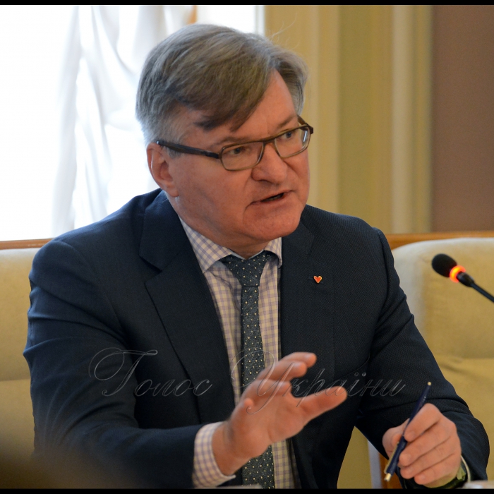 За підтримки Комітету Верховної Ради України з питань прав людини, національних меншин і міжнаціональних відносин та неурядової організації «Ініціатива з управління кризами» відбулася третя Національна платформа «Діалог про мир та безпечну реінтеграцію». Зустріч пройшла у форматі «круглого столу» на тему: «Війна, мир та реінтеграція: що буде після АТО?». Григорій Немиря голова Комітету Верховної Ради України з питань прав людини, національних меншин і міжнаціональних відносин та модератор Юлія Тищенко