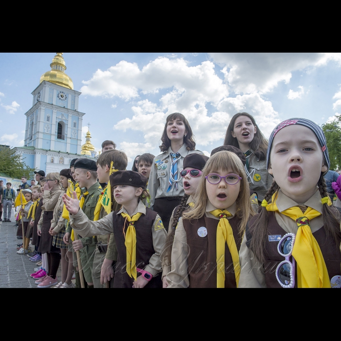 28 квітня 2018 пластуни під час святкування Дня пластової присяги та 100 літтям Київського Пласту на Михайлівській площі, в Києві. У цей день в Києві на Михайлівській площі відбувся урочистий церемоніал святкування Дня пластової присяги. Під час заходу пластуни склали присягу.