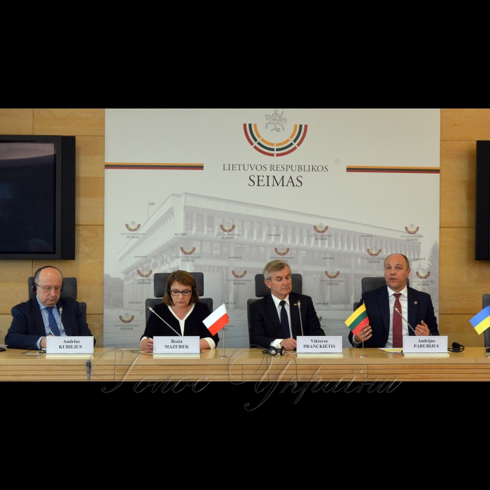 Голова Верховної Ради України Андрій Парубій здійснив візит до Литовської Республіки для участі в урочистих заходах з нагоди відзначення 227-ї річниці підписання Конституції 3 травня 1791 року. Прес-конференція: Заступник Голови Комітету з європейських справ Сеймаса Литовської Республіки, керівник депутатської групи «3 Травня» Андрюс Кубілюс, Віце-Маршалек Сейму Республіки Польща Бєата Мазурек, Спікер Сеймаса Литовської Республіки Вікторас Пранцкєтіс, Голова Верховної Ради Андрій Парубій