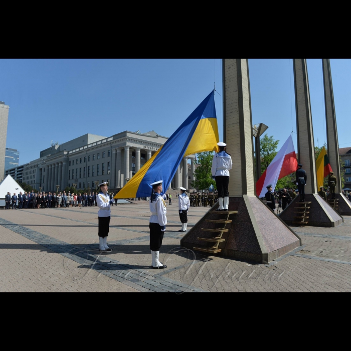 3 травня 2018 Вільнюс, Литовська Республіка.
Голова Верховної Ради України Андрій Парубій здійснив візит до Литовської Республіки для участі в урочистих заходах з нагоди відзначення 227-ї річниці підписання Конституції 3 травня 1791 року.
Участь Голови Верховної Ради України Андрія Парубія у Церемонії Підняття Державних прапорів Литовської Республіки, Республіки Польща та України на площі Незалежності. 
Під час церемонії виконуються Державні Гімни Литовської Республіки, Республіки Польща та України. По завершенні – виступ Спікера Сеймаса Литовської Республіки Віктораса Пранцкєтіса.