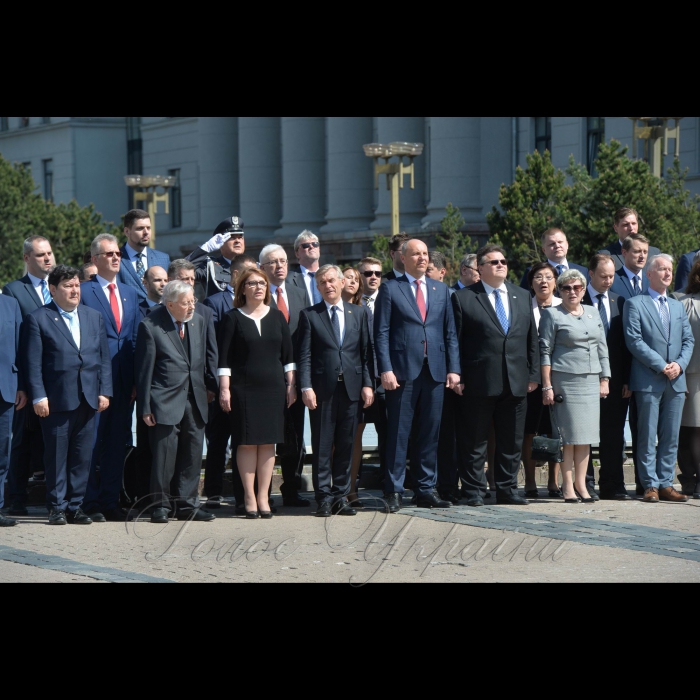 3 травня 2018 Вільнюс, Литовська Республіка.
Голова Верховної Ради України Андрій Парубій здійснив візит до Литовської Республіки для участі в урочистих заходах з нагоди відзначення 227-ї річниці підписання Конституції 3 травня 1791 року.
Участь Голови Верховної Ради України Андрія Парубія у Церемонії Підняття Державних прапорів Литовської Республіки, Республіки Польща та України на площі Незалежності. 
Під час церемонії виконуються Державні Гімни Литовської Республіки, Республіки Польща та України. По завершенні – виступ Спікера Сеймаса Литовської Республіки Віктораса Пранцкєтіса.