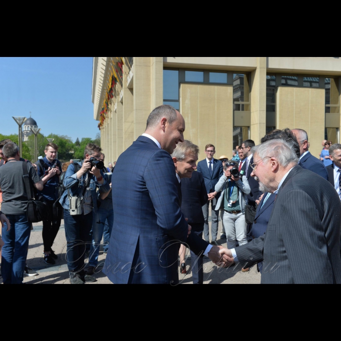 3 травня 2018 Вільнюс, Литовська Республіка.
Голова Верховної Ради України Андрій Парубій здійснив візит до Литовської Республіки для участі в урочистих заходах з нагоди відзначення 227-ї річниці підписання Конституції 3 травня 1791 року.
Участь Голови Верховної Ради України Андрія Парубія у Церемонії Підняття Державних прапорів Литовської Республіки, Республіки Польща та України на площі Незалежності. 
Під час церемонії виконуються Державні Гімни Литовської Республіки, Республіки Польща та України. По завершенні – виступ Спікера Сеймаса Литовської Республіки Віктораса Пранцкєтіса. Литовський політик Вітаутас Ландсбергіс.