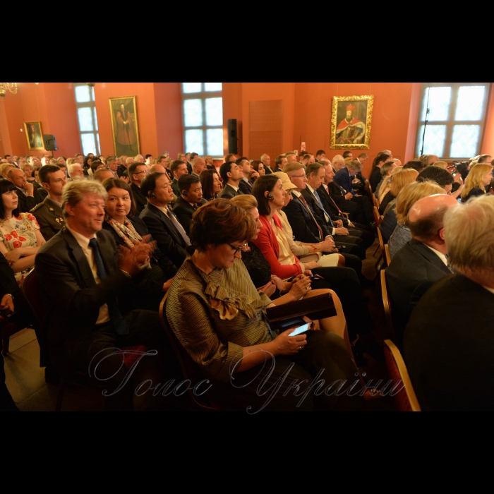 3 травня 2018 Вільнюс, Литовська Республіка.
Голова Верховної Ради України Андрій Парубій здійснив візит до Литовської Республіки для участі в урочистих заходах з нагоди відзначення 227-ї річниці підписання Конституції 3 травня 1791 року.
Урочисте прийняття від імені Спікера Сеймаса Литовської Республіки Віктораса Пранцкєтіса, Прем’єр-міністра Литовської Республіки Саулюса Сквєрняліса та Посла Республіки Польща в Литовській Республіці Урсули Дорошевської.