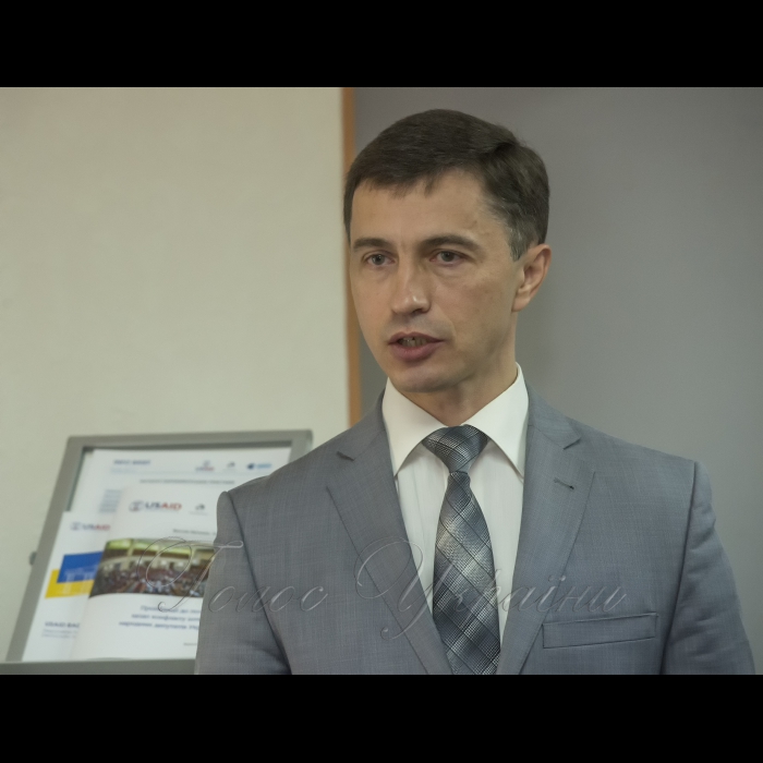 7 травня 2018 вчора в столиці розпочав роботу дводенний тренінг «Регламент Верховної Ради» в якому беруть участь помічники-консультанти народних депутатів, працівники Апарату Верховної Ради, секретаріатів комітетів та фракцій а також представники громадських організацій, які співпрацюють з Верховною Радою.
Організаторами цього заходу виступили аппарат Верховноъ Ради та Програма USAID РАДА.
Петро Боднар перший заступник Керівника Апарату - керуючий справами.