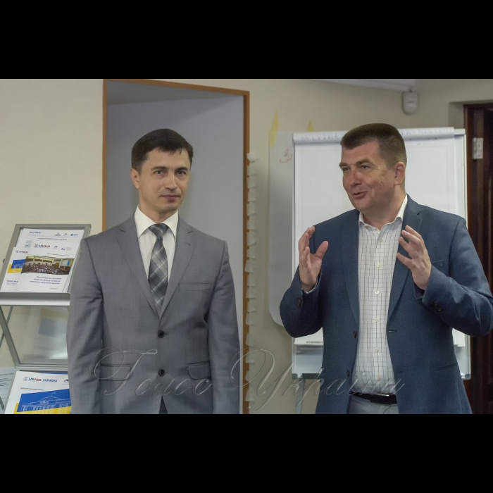 7 травня 2018 вчора в столиці розпочав роботу дводенний тренінг «Регламент Верховної Ради» в якому беруть участь помічники-консультанти народних депутатів, працівники Апарату Верховної Ради, секретаріатів комітетів та фракцій а також представники громадських організацій, які співпрацюють з Верховною Радою.
Організаторами цього заходу виступили аппарат Верховноъ Ради та Програма USAID РАДА.
Петро Боднар перший заступник Керівника Апарату - керуючий справами, Ігор Когут, директор Програми USAID РАДА.
