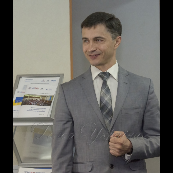 7 травня 2018 вчора в столиці розпочав роботу дводенний тренінг «Регламент Верховної Ради» в якому беруть участь помічники-консультанти народних депутатів, працівники Апарату Верховної Ради, секретаріатів комітетів та фракцій а також представники громадських організацій, які співпрацюють з Верховною Радою.
Організаторами цього заходу виступили аппарат Верховноъ Ради та Програма USAID РАДА.
Петро Боднар перший заступник Керівника Апарату - керуючий справами.