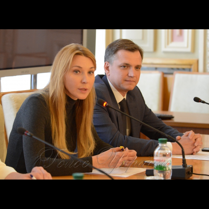 15 травня 2018 комітет з питань свободи слова та інформаційної політики спільно з Кафедрою суспільного розвитку і суспільно-владних відносин Національної академії державного управління при Президентові України провели круглий стіл на тему «Влада і суспільство: інформування проти маніпулювання». 
Участь у заході взяли народні депутати, члени громадських рад при центральних органах виконавчої влади, науковці та слухачі Національної академії державного управління при Президентові України, журналісти та представники громадянського суспільства.
Перший заступник голови Комітету Верховної Ради України з питань свободи слова та інформаційної політики Ольга Червакова, член комітету Юрій Павленко.