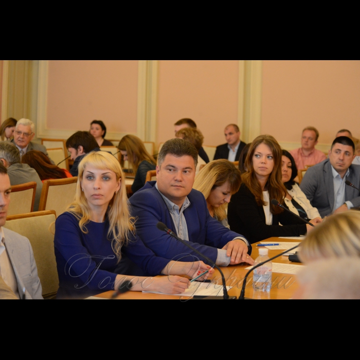 15 травня 2018 комітет з питань свободи слова та інформаційної політики спільно з Кафедрою суспільного розвитку і суспільно-владних відносин Національної академії державного управління при Президентові України провели круглий стіл на тему «Влада і суспільство: інформування проти маніпулювання». 
Участь у заході взяли народні депутати, члени громадських рад при центральних органах виконавчої влади, науковці та слухачі Національної академії державного управління при Президентові України, журналісти та представники громадянського суспільства.