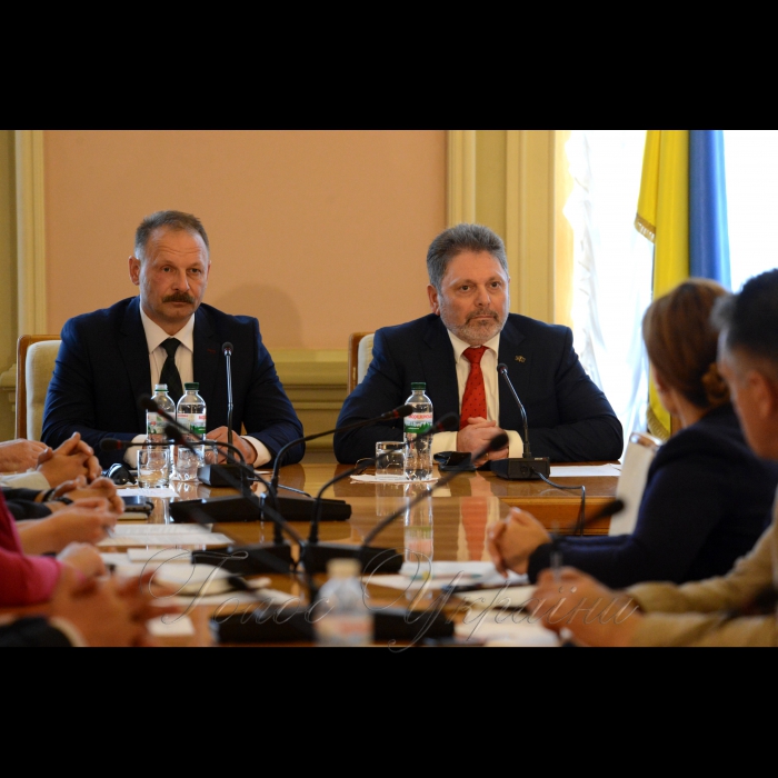 15 травня 2018 комітет з питань свободи слова та інформаційної політики спільно з Кафедрою суспільного розвитку і суспільно-владних відносин Національної академії державного управління при Президентові України провели круглий стіл на тему «Влада і суспільство: інформування проти маніпулювання». 
Участь у заході взяли народні депутати, члени громадських рад при центральних органах виконавчої влади, науковці та слухачі Національної академії державного управління при Президентові України, журналісти та представники громадянського суспільства.
Член комітету Верховної Ради України з питань запобігання і протидії корупції Олег Барна, Григорій Шверк.