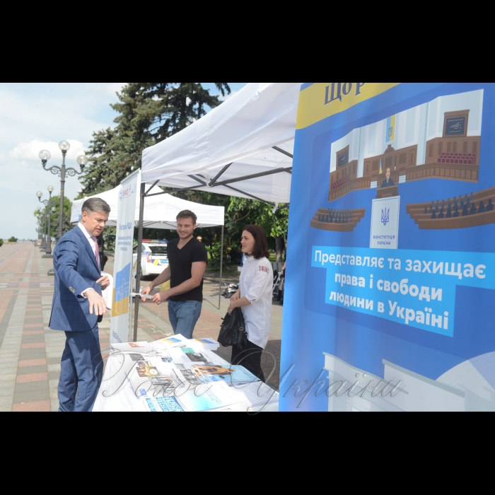 16 травня 2018 на Площі Конституції, біля будинку парламенту було представлено Комунікаційно-освітню експозицію щодо взаємодії Верховної Ради України із виборцями.
Зазначений захід відбувся у рамках десятого традиційного 