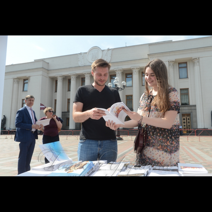 16 травня 2018 на Площі Конституції, біля будинку парламенту було представлено Комунікаційно-освітню експозицію щодо взаємодії Верховної Ради України із виборцями.
Зазначений захід відбувся у рамках десятого традиційного 