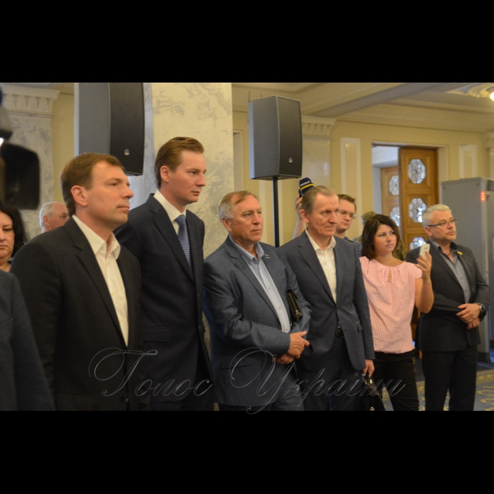 18 травня 2018 в кулуарах 1-го поверху адміністративного будинку Верховної Ради України відбулося урочисте закриття виставки «Сучасна пряма демократія» за участю Надзвичайного і Повноважного Посла Швейцарії в Україні пана Гійома Шойрера.