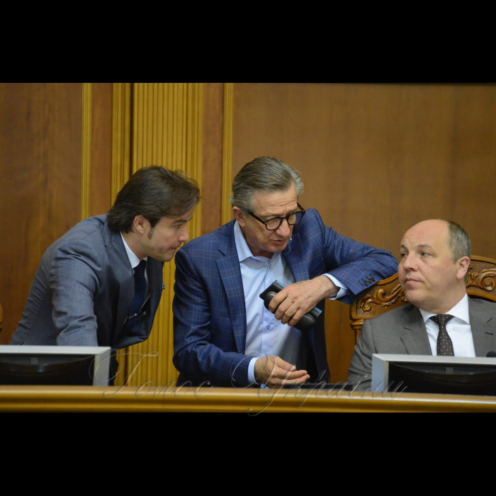 18 травня 2018 сесія Верховної Ради України.
Головуючий повідомив, що у засіданні беруть участь члени Кабінету Міністрів на чолі з Прем'єр-міністром України В. Гройсманом. Розпочалася «година запитань до Уряду».