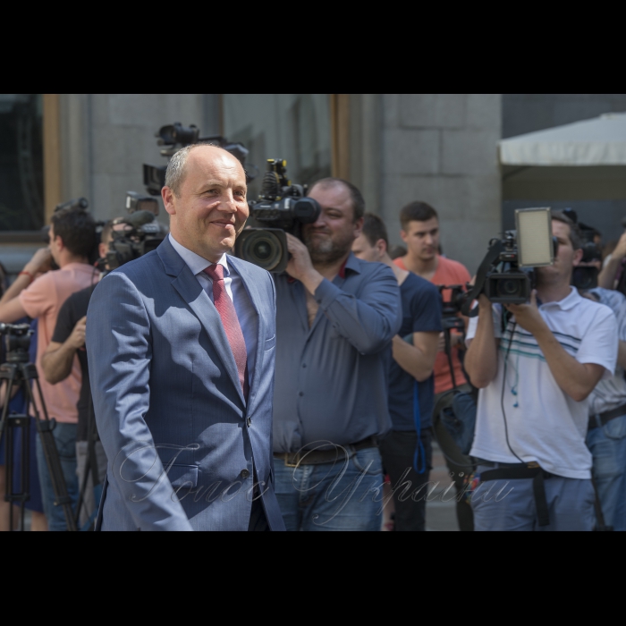 24 травня 2018 на внутрішньому подвір’ї Верховної Ради відбувся благодійний концерт «ТАМ, ДЕ МИ - ТАМ УКРАЇНА!», організований БФ «Інформаційно-координаційний центр», за підтримки Голови Верховної ради України Андрія Парубія, а також Комітету Верховної Ради України у справах ветеранів, учасників бойових дій, учасників антитерористичної операції та людей з інвалідністю.
Мета концерту та збору коштів – запуск проекту «Дому ветерана» у Житомирі. Презентувати проект будуть Керівник Житомирської ОДА Ігор Гундич, а також міський голова Житомира Сергій Сухомлин.
Концертна програма буде представлена групами: «Ріфмастер» та «Без обмежень».