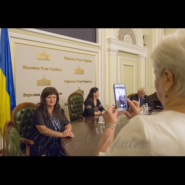 25 травня 2018 голова Верховної Ради Андрій Парубій вручив відзнаки Українського парламенту працівникам сфери освіти та молодим вченим.
Голова Українського парламенту оголосить про присудження премії Верховної Ради України педагогічним працівникам загальноосвітніх, професійно-технічних, дошкільних та позашкільних навчальних закладів  за особливі успіхи у здійсненні навчання і виховання учнів, вихованців та слухачів; а також молодим ученим у галузі фундаментальних і прикладних досліджень та науково-технічних розробок.