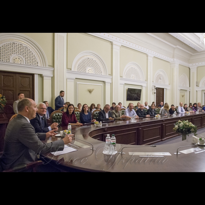 25 травня 2018 голова Верховної Ради Андрій Парубій вручив відзнаки Українського парламенту працівникам сфери освіти та молодим вченим.
Голова Українського парламенту оголосить про присудження премії Верховної Ради України педагогічним працівникам загальноосвітніх, професійно-технічних, дошкільних та позашкільних навчальних закладів  за особливі успіхи у здійсненні навчання і виховання учнів, вихованців та слухачів; а також молодим ученим у галузі фундаментальних і прикладних досліджень та науково-технічних розробок.