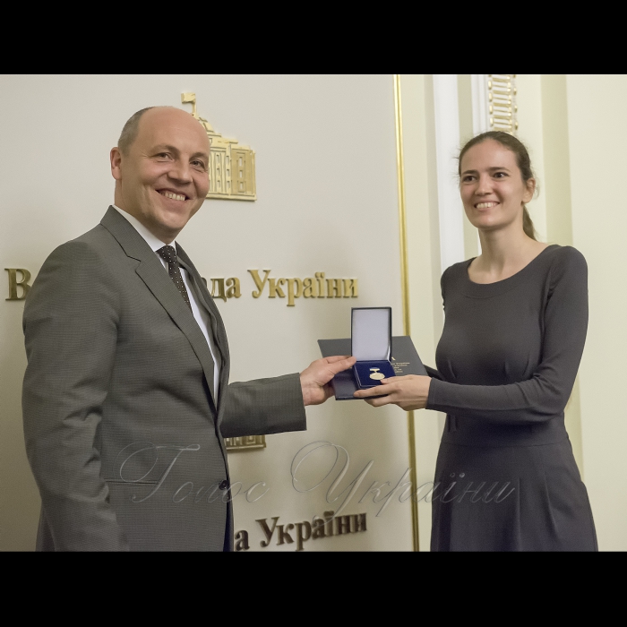 25 травня 2018 голова Верховної Ради Андрій Парубій вручив відзнаки Українського парламенту працівникам сфери освіти та молодим вченим.
Голова Українського парламенту оголосить про присудження премії Верховної Ради України педагогічним працівникам загальноосвітніх, професійно-технічних, дошкільних та позашкільних навчальних закладів  за особливі успіхи у здійсненні навчання і виховання учнів, вихованців та слухачів; а також молодим ученим у галузі фундаментальних і прикладних досліджень та науково-технічних розробок.
Голова Верховної Ради Андрій Парубій вручає відзнаку Українського парламенту кандидату хімічних наук, науковому співробітнику інституту фізичної хімії ім. Писаржевського Інні Василенко.