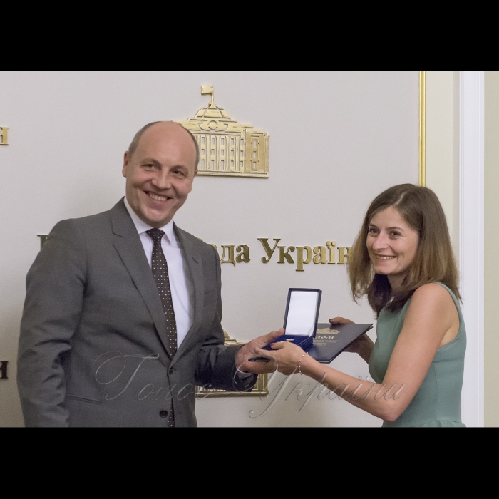 25 травня 2018 голова Верховної Ради Андрій Парубій вручив відзнаки Українського парламенту працівникам сфери освіти та молодим вченим.
Голова Українського парламенту оголосить про присудження премії Верховної Ради України педагогічним працівникам загальноосвітніх, професійно-технічних, дошкільних та позашкільних навчальних закладів  за особливі успіхи у здійсненні навчання і виховання учнів, вихованців та слухачів; а також молодим ученим у галузі фундаментальних і прикладних досліджень та науково-технічних розробок.
Голова Верховної Ради Андрій Парубій вручає відзнаку Українського парламенту молодшому науковому співробітнику інституту мікробіології і вірусології ім. Заболотного Ользі Василюк.