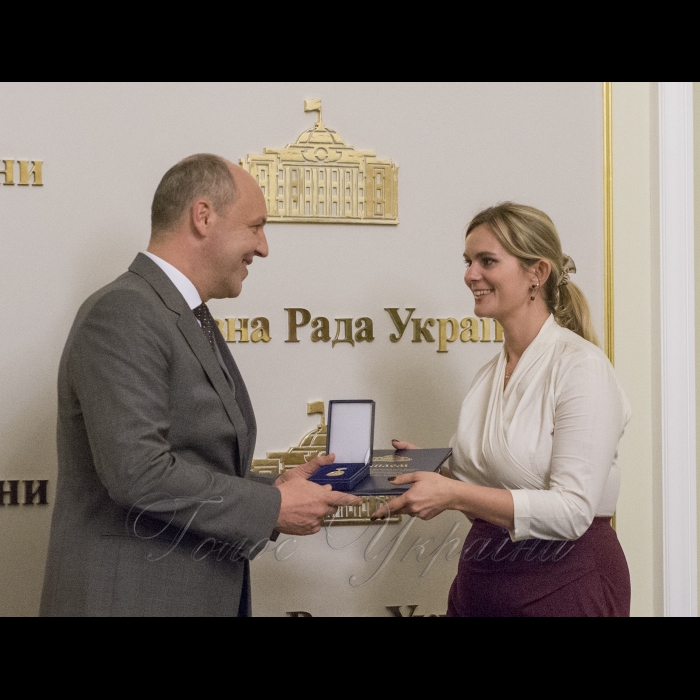 25 травня 2018 голова Верховної Ради Андрій Парубій вручив відзнаки Українського парламенту працівникам сфери освіти та молодим вченим.
Голова Українського парламенту оголосить про присудження премії Верховної Ради України педагогічним працівникам загальноосвітніх, професійно-технічних, дошкільних та позашкільних навчальних закладів  за особливі успіхи у здійсненні навчання і виховання учнів, вихованців та слухачів; а також молодим ученим у галузі фундаментальних і прикладних досліджень та науково-технічних розробок.
Голова Верховної Ради Андрій Парубій вручає відзнаку Українського парламенту кандидату технічних наук, молодшому науковому співробітнику інституту кібернетики ім. Глушкова Наталії Гальчиній.