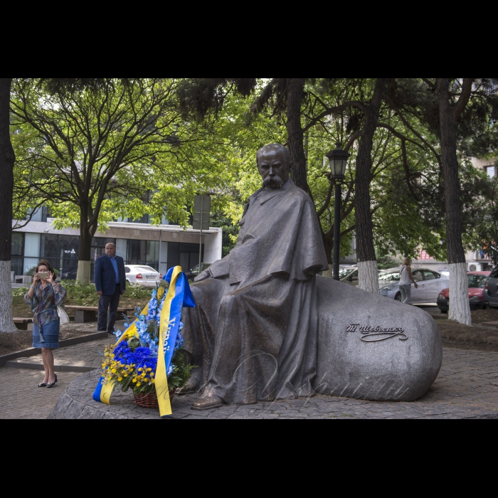 27 мая 2018 Голова Верховної Ради України А.Парубій взяв участь в урочистій церемонії, присвяченій 100-річчю Першої Демократичної Республіки Грузії.
У Грузії в рамках програми вшанували Великого Кобзаря. Разом з делегацією Верховної Ради України поклали квіти до пам’ятника Тарасу Шевченку у Тбілісі.
Коротка церемонія покладання квітів Головою Верховної Ради України А.Парубієм до пам’ятника Т.Г.Шевченку.
У церемонії також беруть участь: І.Долгов та усі члени делегації Верховної Ради України.