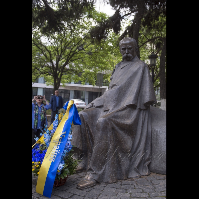 27 мая 2018 Голова Верховної Ради України А.Парубій взяв участь в урочистій церемонії, присвяченій 100-річчю Першої Демократичної Республіки Грузії.
У Грузії в рамках програми вшанували Великого Кобзаря. Разом з делегацією Верховної Ради України поклали квіти до пам’ятника Тарасу Шевченку у Тбілісі.
Коротка церемонія покладання квітів Головою Верховної Ради України А.Парубієм до пам’ятника Т.Г.Шевченку.
У церемонії також беруть участь: І.Долгов та усі члени делегації Верховної Ради України.