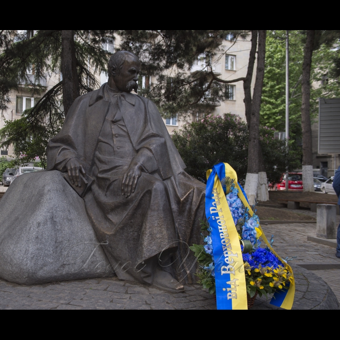 27 мая 2018 Голова Верховної Ради України А.Парубій взяв участь в урочистій церемонії, присвяченій 100-річчю Першої Демократичної Республіки Грузії.
У Грузії в рамках програми вшанували Великого Кобзаря. Разом з делегацією Верховної Ради України поклали квіти до пам’ятника Тарасу Шевченку у Тбілісі.
Коротка церемонія покладання квітів Головою Верховної Ради України А.Парубієм до пам’ятника Т.Г.Шевченку.
У церемонії також беруть участь: І.Долгов та усі члени делегації Верховної Ради України.
