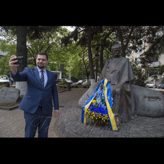27 мая 2018 Голова Верховної Ради України А.Парубій взяв участь в урочистій церемонії, присвяченій 100-річчю Першої Демократичної Республіки Грузії.
У Грузії в рамках програми вшанували Великого Кобзаря. Разом з делегацією Верховної Ради України поклали квіти до пам’ятника Тарасу Шевченку у Тбілісі.
Коротка церемонія покладання квітів Головою Верховної Ради України А.Парубієм до пам’ятника Т.Г.Шевченку.
У церемонії також беруть участь: І.Долгов та усі члени делегації Верховної Ради України.