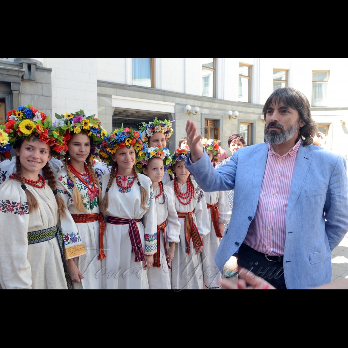1 червня 2018 у Верховній Раді України відбулися заходи з нагоди Міжнародного дня захисту дітей.
Екскурсія дітей будівлею парламенту (з елементами квесту та інтерактиву); паралельна робота трьох локацій на внутрішньому подвір’ї Верховної Ради - малюнок на асфальті «послання дітям майбутнього», інтерактивна гра у форматі «запитання-відповіді», спілкування з письменниками братами Капрановими; святковий концерт дитячого колективу «Зернятко» та творчого колективу музею Гончара «Орелі».
До участі у святкових заходах були запрошені діти вимушених переселенців з тимчасово окупованих територій.
Заступник керівника апарату Верховної Ради України Микола Шевчук.