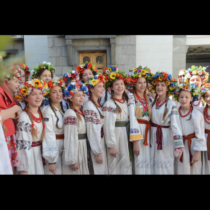 1 червня 2018 у Верховній Раді України відбулися заходи з нагоди Міжнародного дня захисту дітей.
Екскурсія дітей будівлею парламенту (з елементами квесту та інтерактиву); паралельна робота трьох локацій на внутрішньому подвір’ї Верховної Ради - малюнок на асфальті «послання дітям майбутнього», інтерактивна гра у форматі «запитання-відповіді», спілкування з письменниками братами Капрановими; святковий концерт дитячого колективу «Зернятко» та творчого колективу музею Гончара «Орелі».
До участі у святкових заходах були запрошені діти вимушених переселенців з тимчасово окупованих територій.