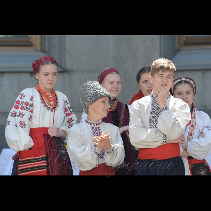 1 червня 2018 у Верховній Раді України відбулися заходи з нагоди Міжнародного дня захисту дітей.
Екскурсія дітей будівлею парламенту (з елементами квесту та інтерактиву); паралельна робота трьох локацій на внутрішньому подвір’ї Верховної Ради - малюнок на асфальті «послання дітям майбутнього», інтерактивна гра у форматі «запитання-відповіді», спілкування з письменниками братами Капрановими; святковий концерт дитячого колективу «Зернятко» та творчого колективу музею Гончара «Орелі».
До участі у святкових заходах були запрошені діти вимушених переселенців з тимчасово окупованих територій.