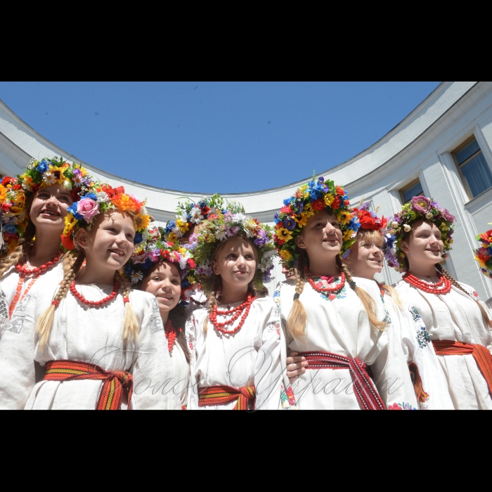1 червня 2018 у Верховній Раді України відбулися заходи з нагоди Міжнародного дня захисту дітей.
Екскурсія дітей будівлею парламенту (з елементами квесту та інтерактиву); паралельна робота трьох локацій на внутрішньому подвір’ї Верховної Ради - малюнок на асфальті «послання дітям майбутнього», інтерактивна гра у форматі «запитання-відповіді», спілкування з письменниками братами Капрановими; святковий концерт дитячого колективу «Зернятко» та творчого колективу музею Гончара «Орелі».
До участі у святкових заходах були запрошені діти вимушених переселенців з тимчасово окупованих територій.