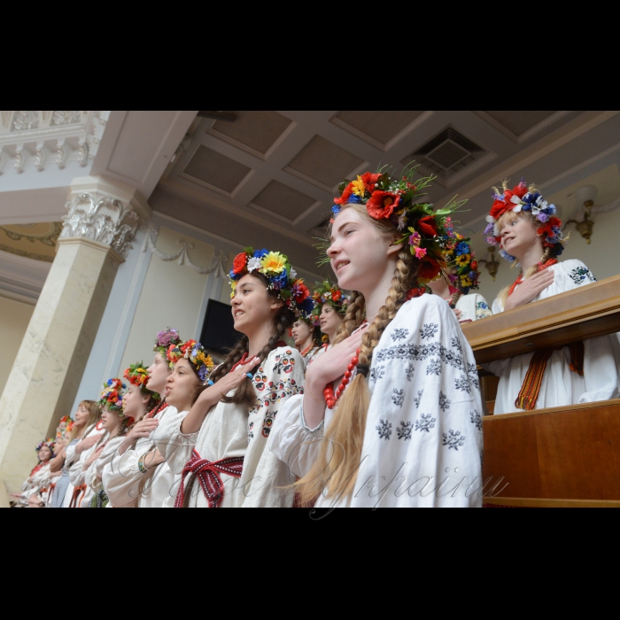 1 червня 2018 у Верховній Раді України відбулися заходи з нагоди Міжнародного дня захисту дітей.
Екскурсія дітей будівлею парламенту (з елементами квесту та інтерактиву); паралельна робота трьох локацій на внутрішньому подвір’ї Верховної Ради - малюнок на асфальті «послання дітям майбутнього», інтерактивна гра у форматі «запитання-відповіді», спілкування з письменниками братами Капрановими; святковий концерт дитячого колективу «Зернятко» та творчого колективу музею Гончара «Орелі».
До участі у святкових заходах були запрошені діти вимушених переселенців з тимчасово окупованих територій.