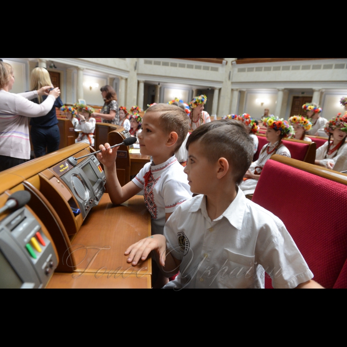 1 червня 2018 у Верховній Раді України відбулися заходи з нагоди Міжнародного дня захисту дітей.
Екскурсія дітей будівлею парламенту (з елементами квесту та інтерактиву); паралельна робота трьох локацій на внутрішньому подвір’ї Верховної Ради - малюнок на асфальті «послання дітям майбутнього», інтерактивна гра у форматі «запитання-відповіді», спілкування з письменниками братами Капрановими; святковий концерт дитячого колективу «Зернятко» та творчого колективу музею Гончара «Орелі».
До участі у святкових заходах були запрошені діти вимушених переселенців з тимчасово окупованих територій.