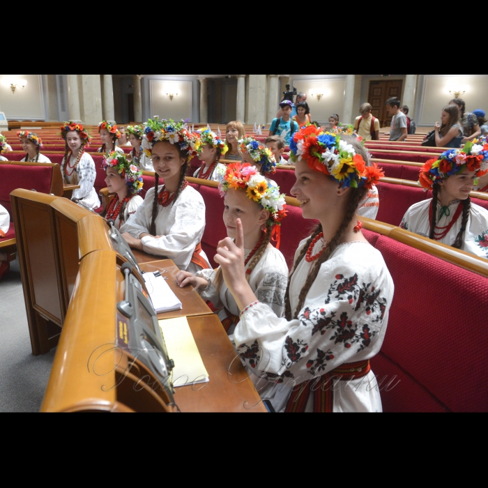 1 червня 2018 у Верховній Раді України відбулися заходи з нагоди Міжнародного дня захисту дітей.
Екскурсія дітей будівлею парламенту (з елементами квесту та інтерактиву); паралельна робота трьох локацій на внутрішньому подвір’ї Верховної Ради - малюнок на асфальті «послання дітям майбутнього», інтерактивна гра у форматі «запитання-відповіді», спілкування з письменниками братами Капрановими; святковий концерт дитячого колективу «Зернятко» та творчого колективу музею Гончара «Орелі».
До участі у святкових заходах були запрошені діти вимушених переселенців з тимчасово окупованих територій.