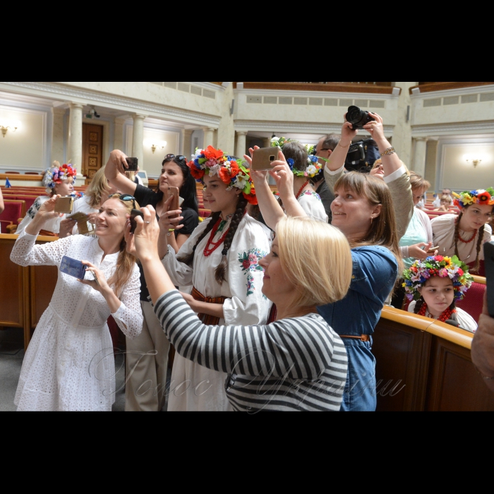 1 червня 2018 у Верховній Раді України відбулися заходи з нагоди Міжнародного дня захисту дітей.
Екскурсія дітей будівлею парламенту (з елементами квесту та інтерактиву); паралельна робота трьох локацій на внутрішньому подвір’ї Верховної Ради - малюнок на асфальті «послання дітям майбутнього», інтерактивна гра у форматі «запитання-відповіді», спілкування з письменниками братами Капрановими; святковий концерт дитячого колективу «Зернятко» та творчого колективу музею Гончара «Орелі».
До участі у святкових заходах були запрошені діти вимушених переселенців з тимчасово окупованих територій.