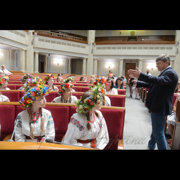 1 червня 2018 у Верховній Раді України відбулися заходи з нагоди Міжнародного дня захисту дітей.
Екскурсія дітей будівлею парламенту (з елементами квесту та інтерактиву); паралельна робота трьох локацій на внутрішньому подвір’ї Верховної Ради - малюнок на асфальті «послання дітям майбутнього», інтерактивна гра у форматі «запитання-відповіді», спілкування з письменниками братами Капрановими; святковий концерт дитячого колективу «Зернятко» та творчого колективу музею Гончара «Орелі».
До участі у святкових заходах були запрошені діти вимушених переселенців з тимчасово окупованих територій.
Артур Герасимов.