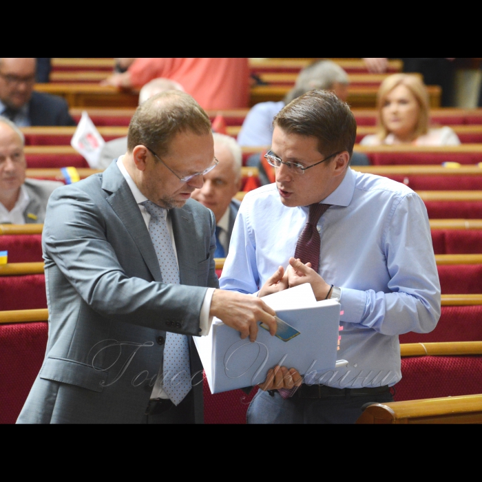 Сесія Верховної Ради України. Сергій Власенко Б Владислав Голуб позафр. 