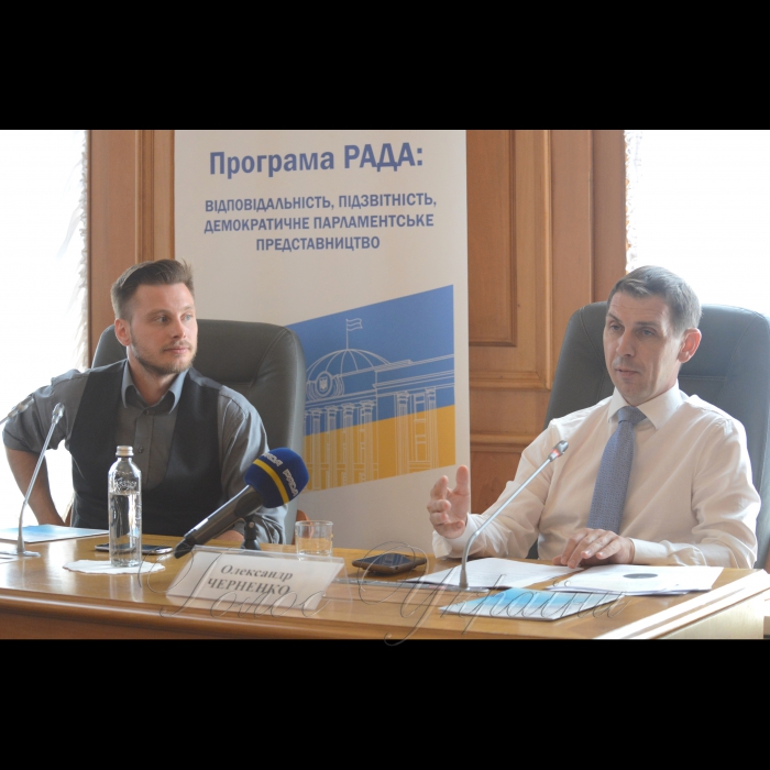 Лабораторія законодавчих ініціатив та Апарат Верховної Ради України проводять спільний захід «Презентація Керівних принципів проведення міських зібрань у форматі Town Hall Meeting». Олександр Черненко н.д. праворуч , Олександр Заславський, 
заступник Голови Ради Лабораторії законодавчих ініціатив;
