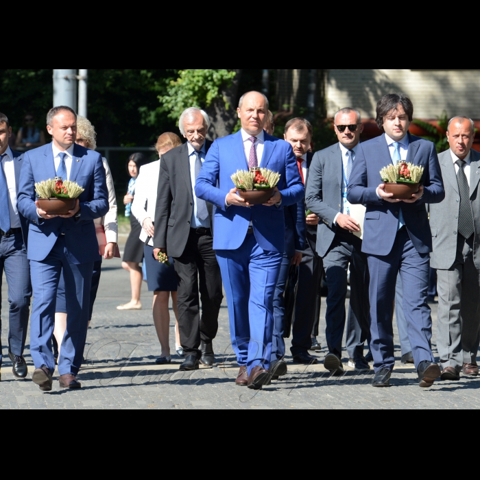 Друга Міжпарламентська конференція на тему: «Україна, Грузія і Молдова: посилення міжпарламентського компоненту регіонального та безпекового співробітництва та розвиток взаємодії з ЄС та НАТО» (м.Київ)
Церемонія покладання квітів до пам’ятника жертвам Голодомору. Голова Парламенту Республіки Молдова Андріана Канду, Голова Верховної Ради України Андрій Парубій, Голова Парламенту Грузії Іраклі Кобахідзе
