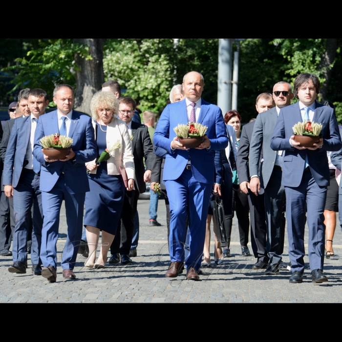 Друга Міжпарламентська конференція на тему: «Україна, Грузія і Молдова: посилення міжпарламентського компоненту регіонального та безпекового співробітництва та розвиток взаємодії з ЄС та НАТО» (м.Київ)
Церемонія покладання квітів до пам’ятника жертвам Голодомору. Голова Парламенту Республіки Молдова Андріана Канду, Голова Верховної Ради України Андрій Парубій, Голова Парламенту Грузії Іраклі Кобахідзе
