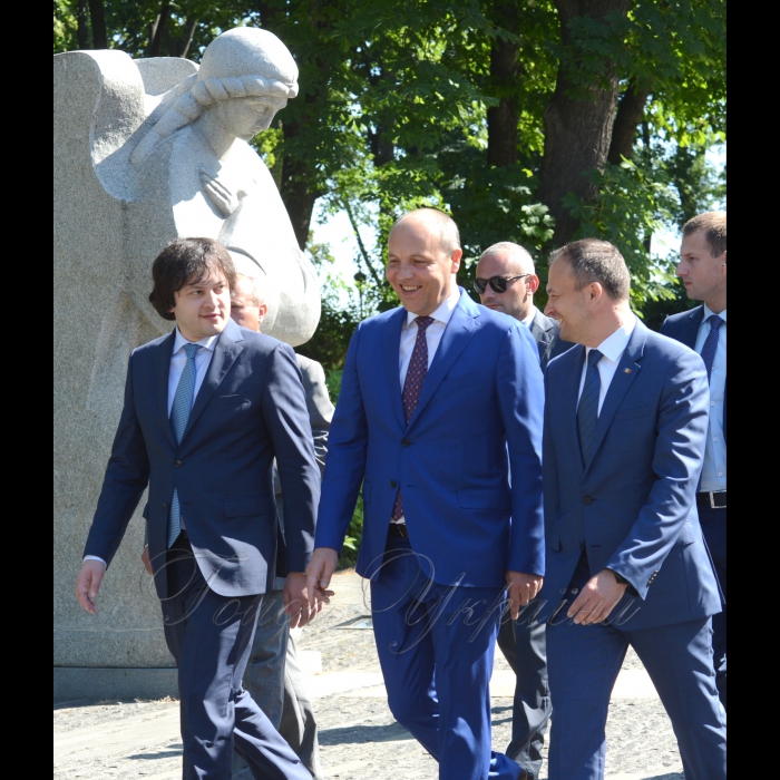 Друга Міжпарламентська конференція на тему: «Україна, Грузія і Молдова: посилення міжпарламентського компоненту регіонального та безпекового співробітництва та розвиток взаємодії з ЄС та НАТО» (м.Київ)
Церемонія покладання квітів до пам’ятника жертвам Голодомору. Голова Парламенту Республіки Молдова Андріана Канду, Голова Верховної Ради України Андрій Парубій, Голова Парламенту Грузії Іраклі Кобахідзе
