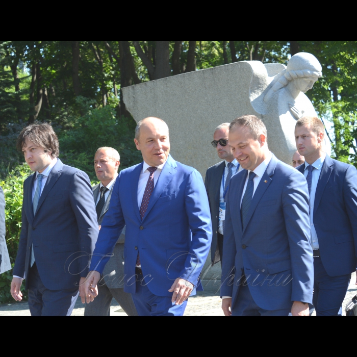 Друга Міжпарламентська конференція на тему: «Україна, Грузія і Молдова: посилення міжпарламентського компоненту регіонального та безпекового співробітництва та розвиток взаємодії з ЄС та НАТО» (м.Київ)
Церемонія покладання квітів до пам’ятника жертвам Голодомору. Голова Парламенту Республіки Молдова Андріана Канду, Голова Верховної Ради України Андрій Парубій, Голова Парламенту Грузії Іраклі Кобахідзе
