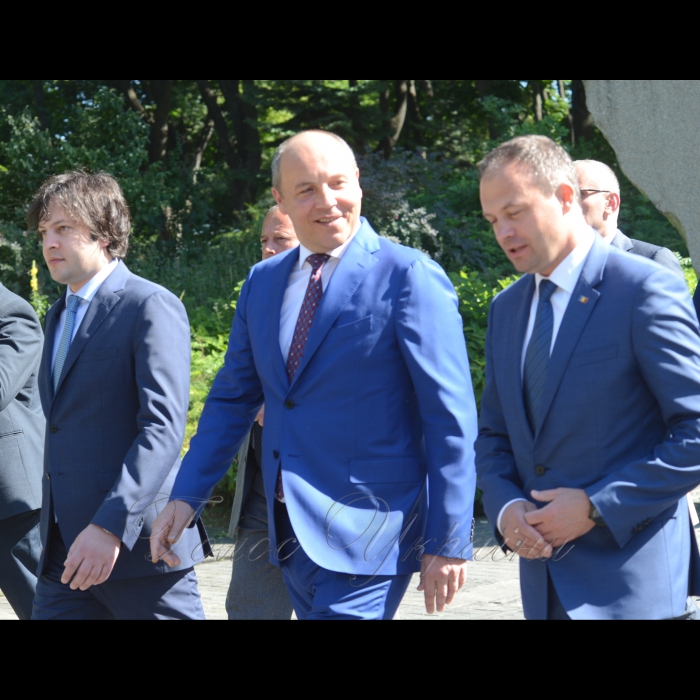 Друга Міжпарламентська конференція на тему: «Україна, Грузія і Молдова: посилення міжпарламентського компоненту регіонального та безпекового співробітництва та розвиток взаємодії з ЄС та НАТО» (м.Київ)
Церемонія покладання квітів до пам’ятника жертвам Голодомору. Голова Парламенту Республіки Молдова Андріана Канду, Голова Верховної Ради України Андрій Парубій, Голова Парламенту Грузії Іраклі Кобахідзе

