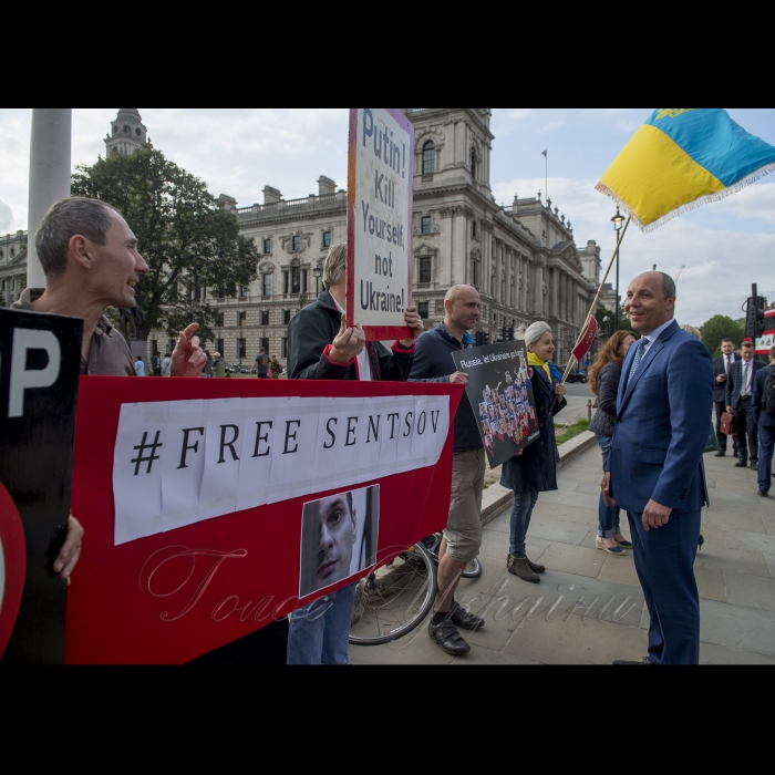 Голова Верховної Ради Андрій Парубій перебуває з візитом у Сполученому Королівстві Великої Британії та Північної Ірландії. Біля будівлі парламенту Великої Британії Голова Верховної Ради України підтримав земляків які вимагали звільнення в'язнів Кремля