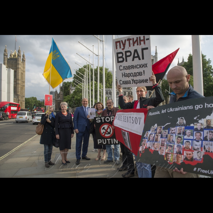 Голова Верховної Ради Андрій Парубій перебуває з візитом у Сполученому Королівстві Великої Британії та Північної Ірландії. Біля будівлі парламенту Великої Британії Голова Верховної Ради України підтримав земляків які вимагали звільнення в'язнів Кремля. Надзвичайний і Повноважний посол України в Великобританії Наталья Галібаренко (зліва від голови)