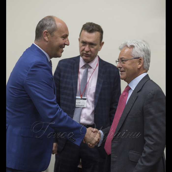 Голова Верховної Ради Андрій Парубій перебуває з візитом у Сполученому Королівстві Великої Британії та Північної Ірландії.
Зустріч з Міністром у справах Європи та Північної і Південної Америк сером Аланом Данканом. голова ВР України Андрій Парубій, Міністр у справах Європи та Північної і Південної Америк сером Аланом Данкан, в центрі перший заступник керівника управління забезпечення міжпарламентських зв’язків апарату ВР України Олександр Фурман
